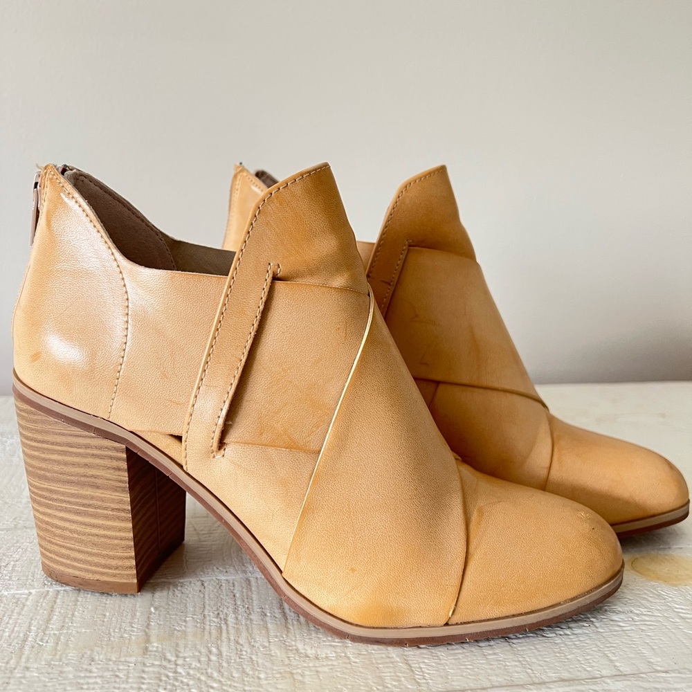 BC Footwear Azalea Vegan Crisscross Ankle Booties Sz 7